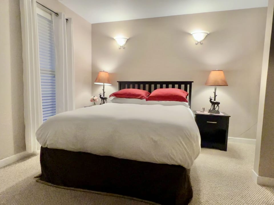 Queen size bed in the bedroom.