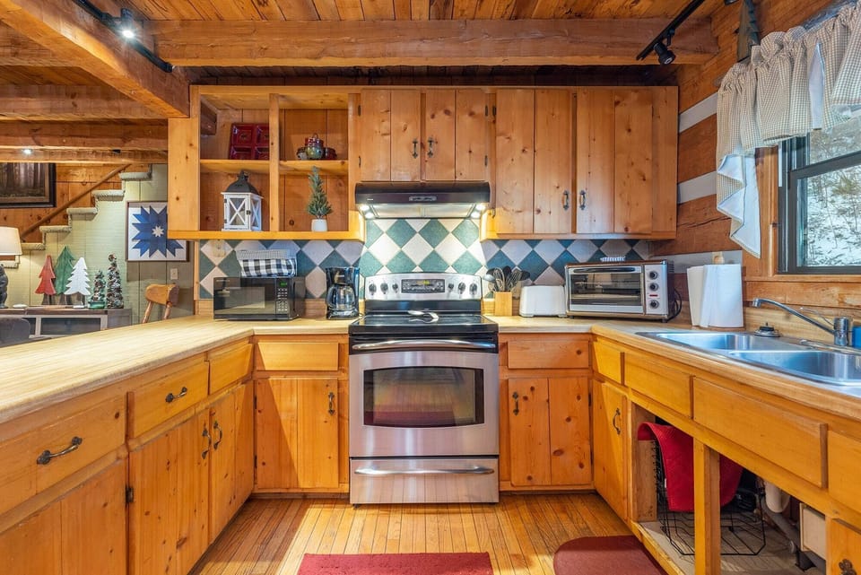 Stocked Kitchen (except dishwasher) for your cookings needs! Charcoal Grill outside as well!