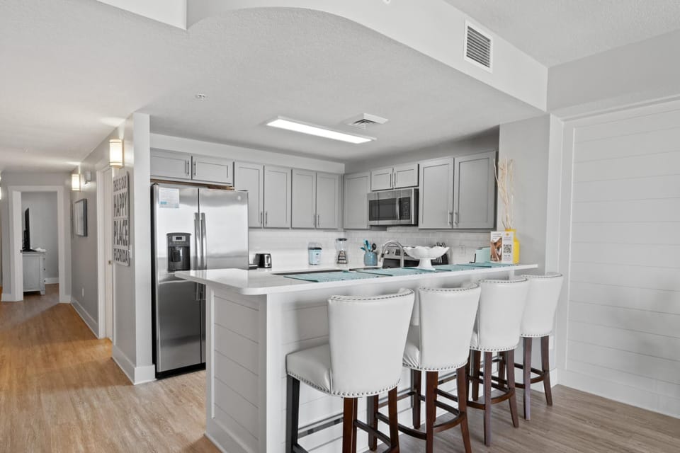 Kitchen with Breakfast Bar