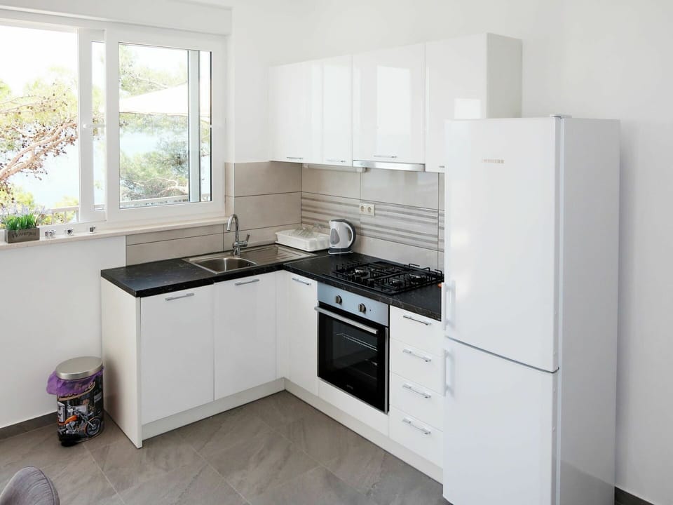 Kitchen Sink, Cabinetry, Countertop, Sink, Tap, Window, Kitchen Stove, Kitchen Appliance, Kitchen, Home Appliance