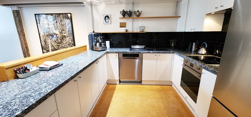 Well equipped kitchen with coffee machine, dishwasher