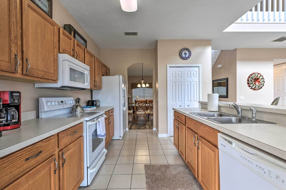 Kitchen | Fully Equipped w/ Cooking Basics