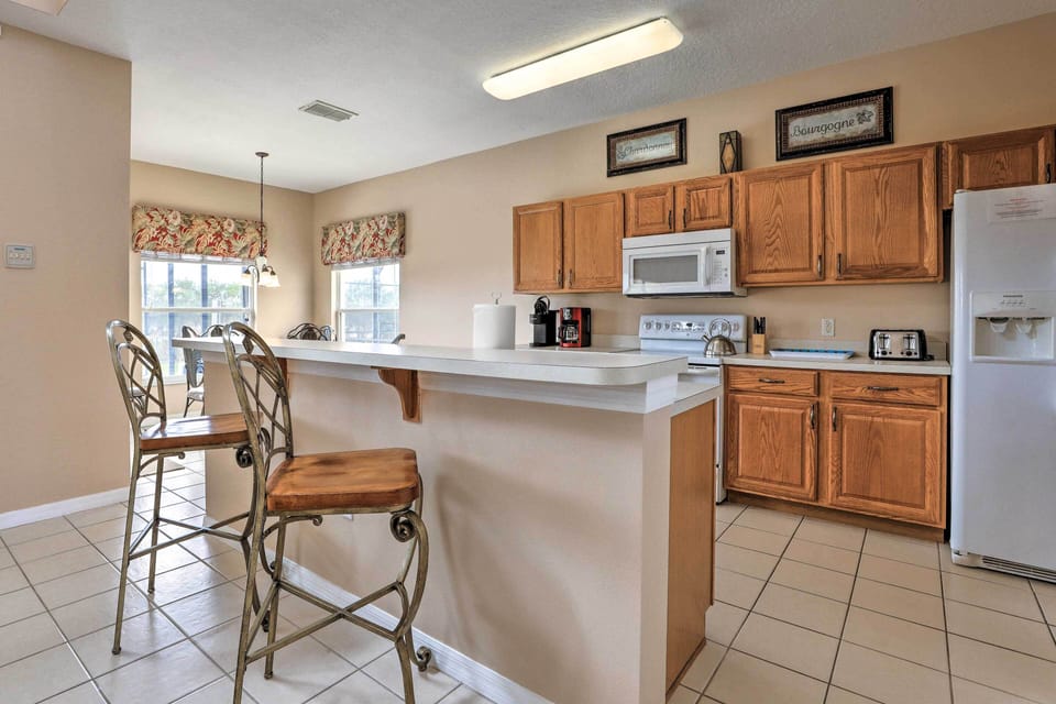 Breakfast Bar w/ Additional Seating