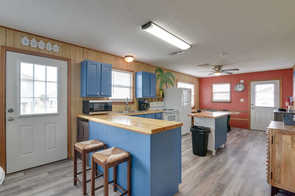 Kitchen | Cooking Basics | Drip & Keurig Coffee Maker | Bar Seating