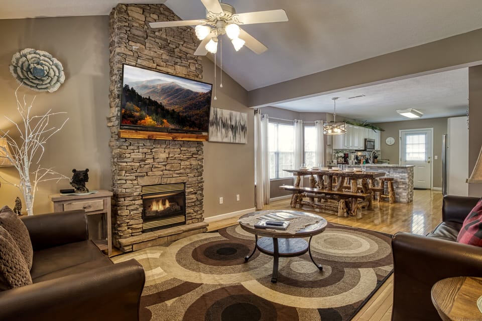 Pigeon Forge Chalet "Alluring River" - Living room with 55 inch TV