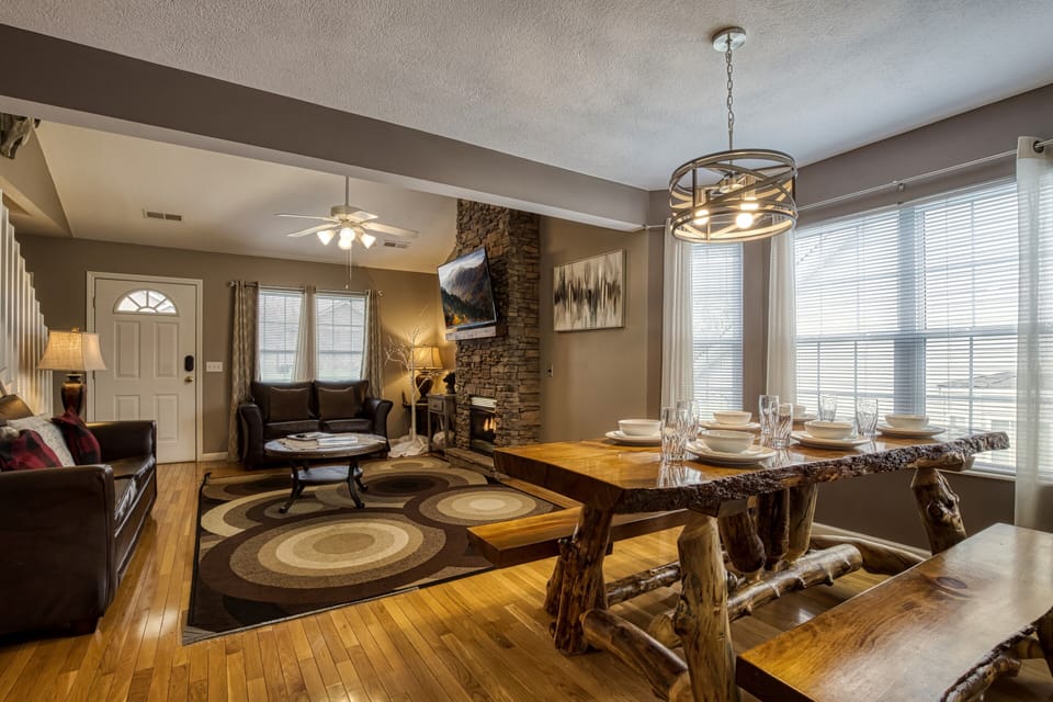 Chalet in the Smokies "Alluring River" - Dining table and living room