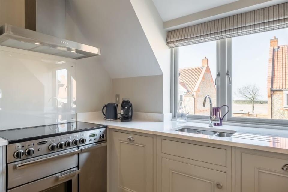 First floor: Excellent kitchen area
