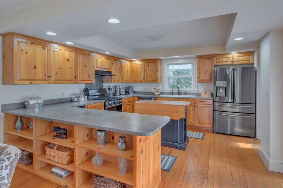 Huge kitchen with top notch, new Samsung appliances