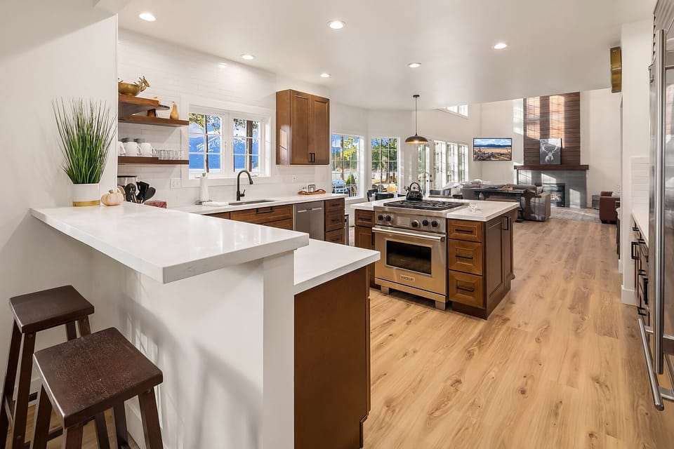 Guzzie on the Lake: - Beautifully appointed great room with plenty of room for large families.