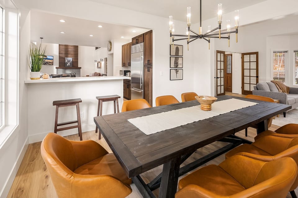 Guzzie on the Lake: - Dining area with the kitchen bar in the background.