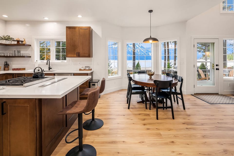 Guzzie on the Lake: - Big views of the lake from the kitchen and living room.