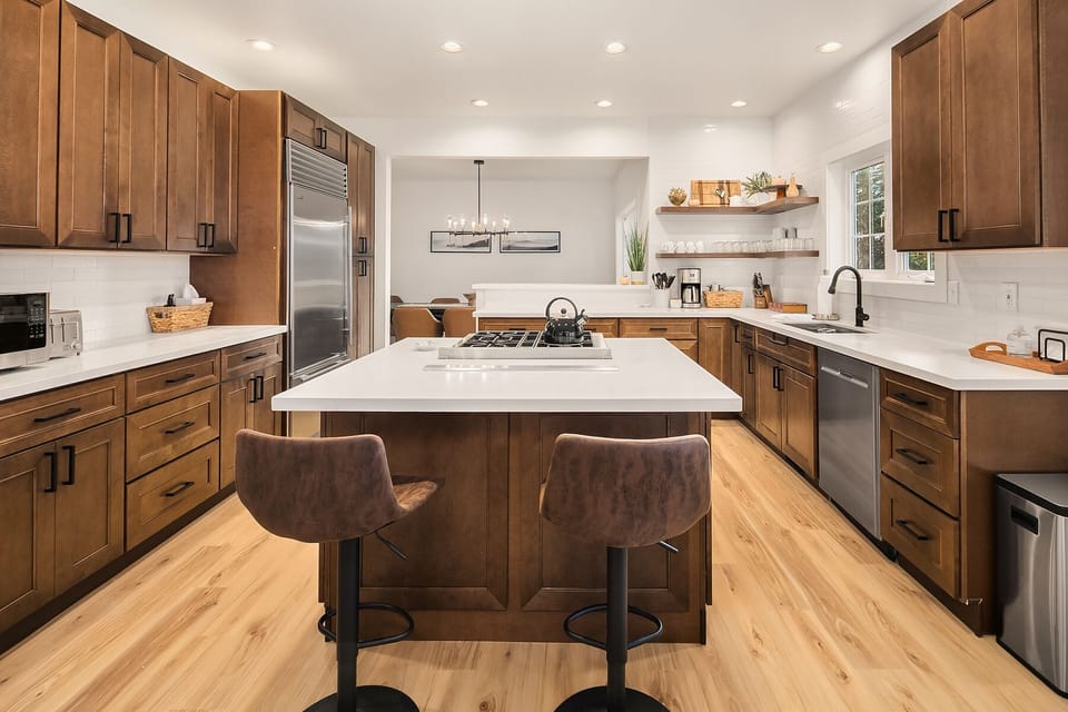 Guzzie on the Lake: - Additional seating for 2 at the large kitchen island.