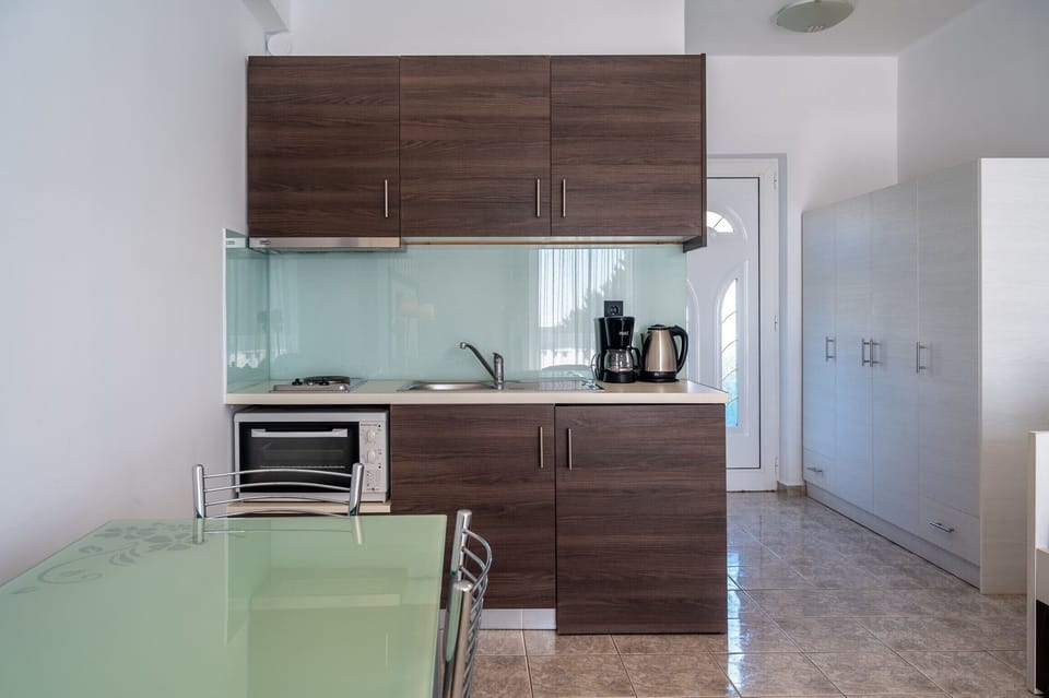Kichen and dining area of Cozy studio,Walking distance to beach & tavern,Damnoni,Plakias,Crete