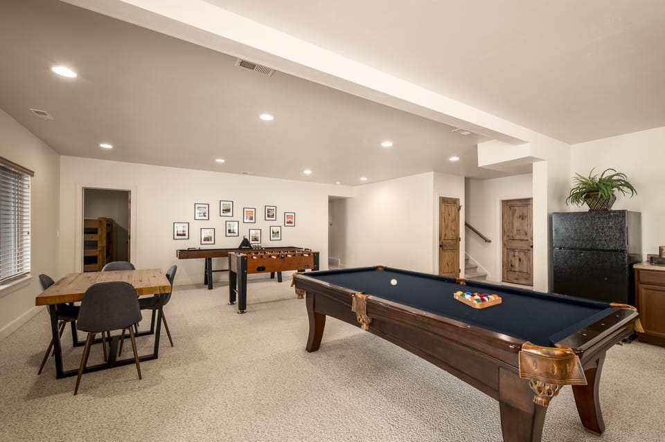 Basement Game Room! Pool, Card Table, Foosball, Dry Bar, Shuffle Board
