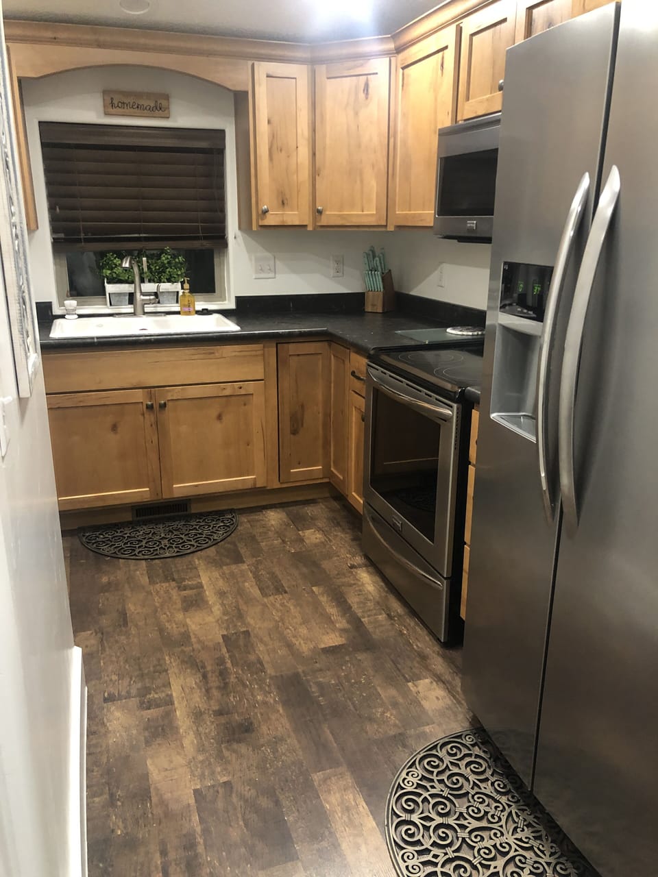 Full size Kitchen. Fridge, Stove/Oven, Coffee Maker, Microwave