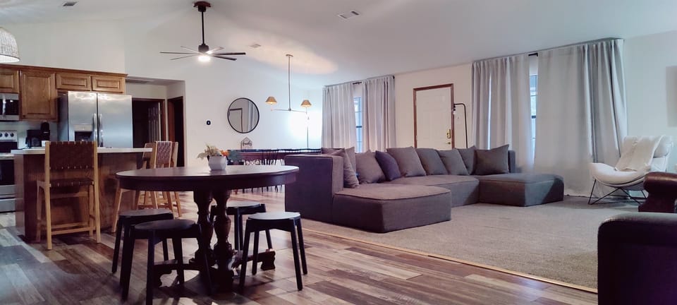 More seating + extra dining (4 stools)