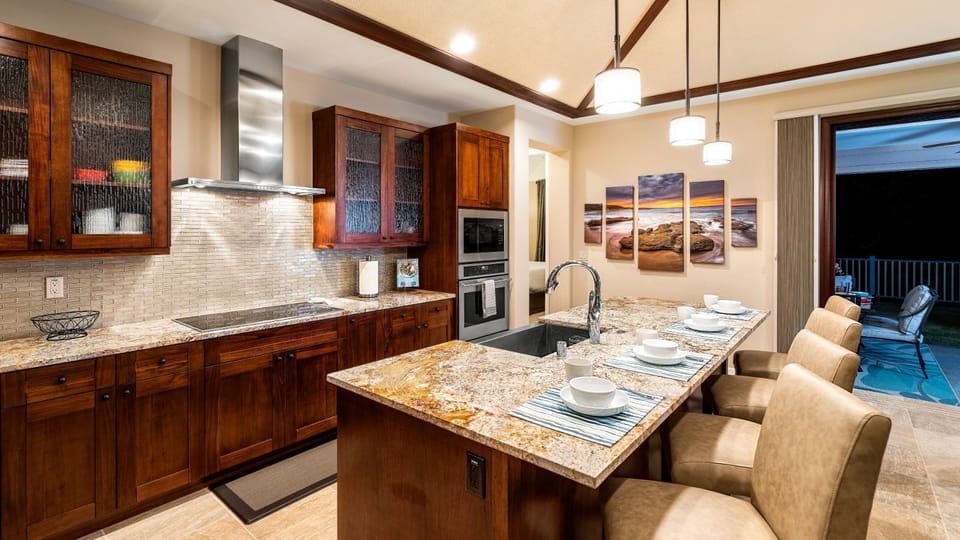 Fully equipped kitchen with breakfast bar