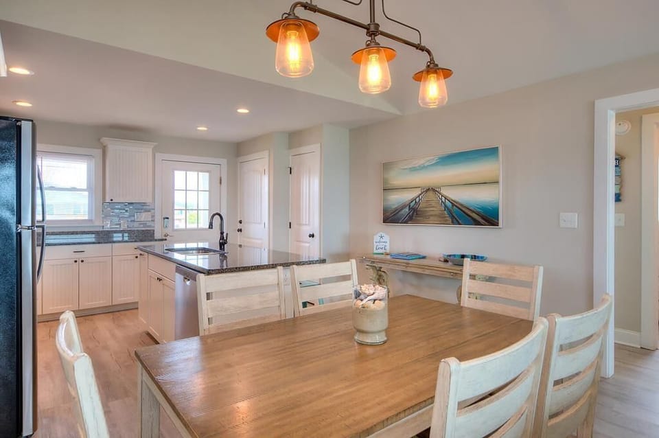 Dining Area and Island
GW 5.26.23