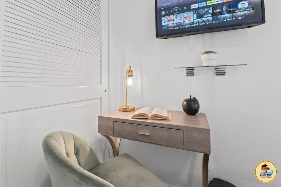 This room also features a private workstation for added convenience.
