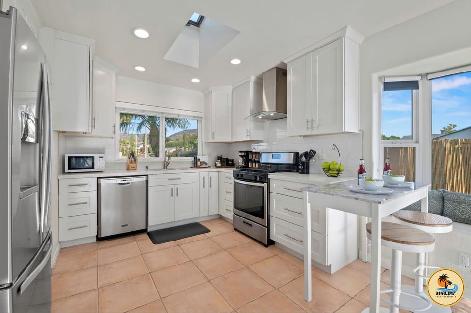 From casual bites to showstopper dinners, this kitchen does it all in style.
