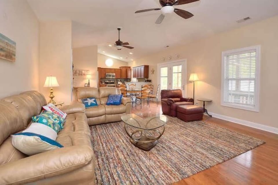 306 NE 61st St Sunshine-small-005-5-DSC 6999 7000 7001 Enhancer-666x445-72dpi