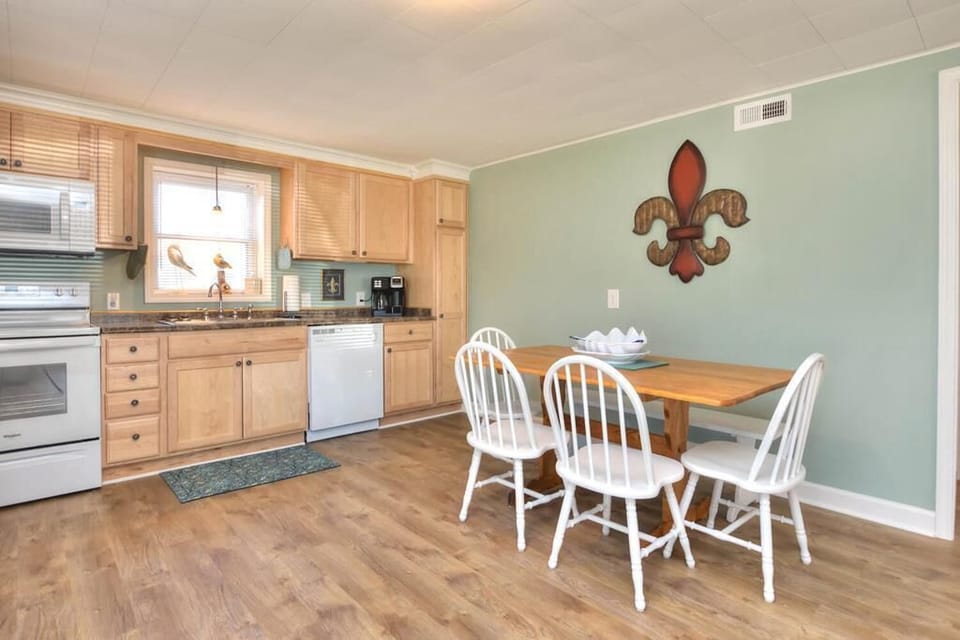 Kitchen with Dining Area
GW 3.30.24