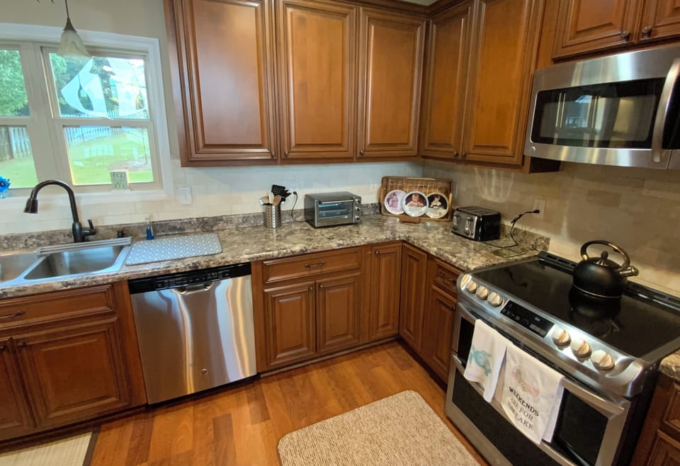 Full kitchen with all you should need for breakfast, lunch and dinner at home