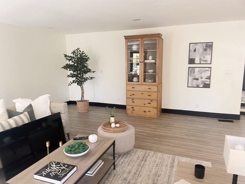 Gorgeous 😍 suite with private bath and entrance with a nice pool table. House in Hollywood