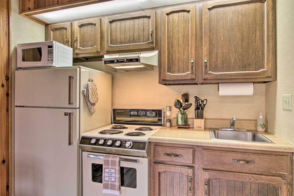 Well-Equipped Kitchen | Microwave