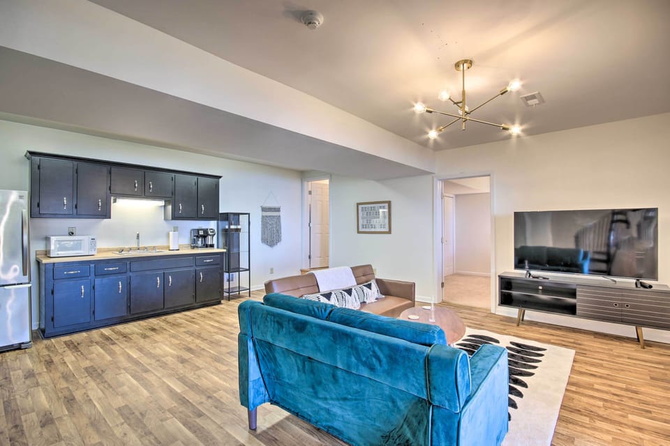 Lower-Level Living Room | Smart TV | Kitchenette | Futon