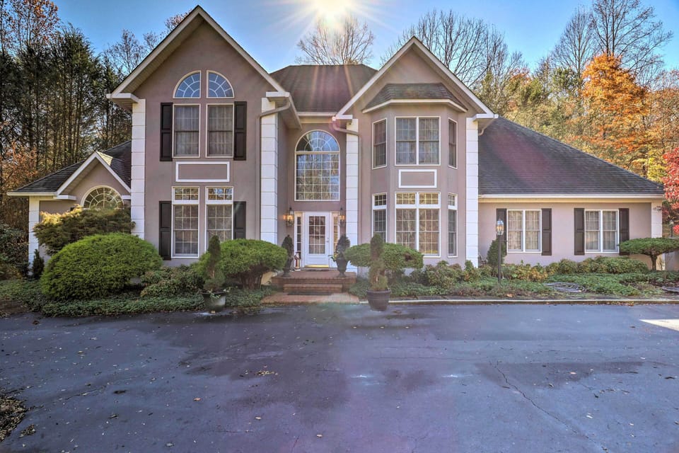 Franklin Vacation Rental | 3BR | 3 Full Bath | 2 Half Bath | 2 Steps to Enter