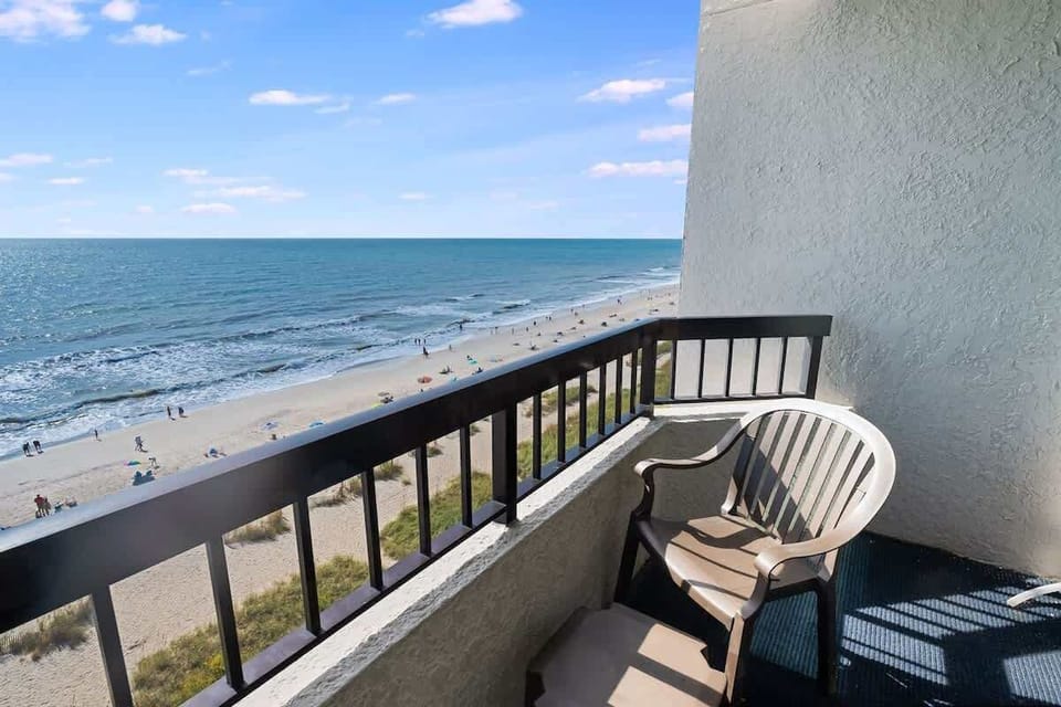 Balcony with Amazing Views of the Ocean☀️