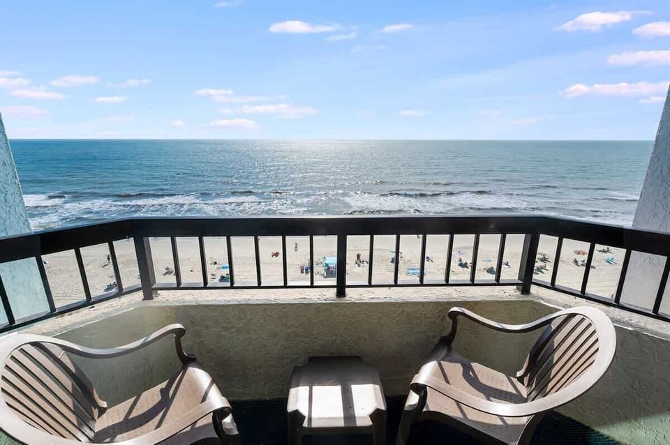 Balcony with Amazing Views of the Ocean☀️