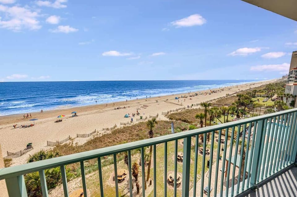 Balcony with Amazing Views of the Ocean