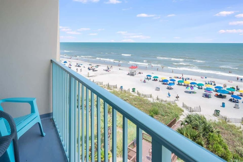 Balcony with Amazing Views of the Ocean☀️