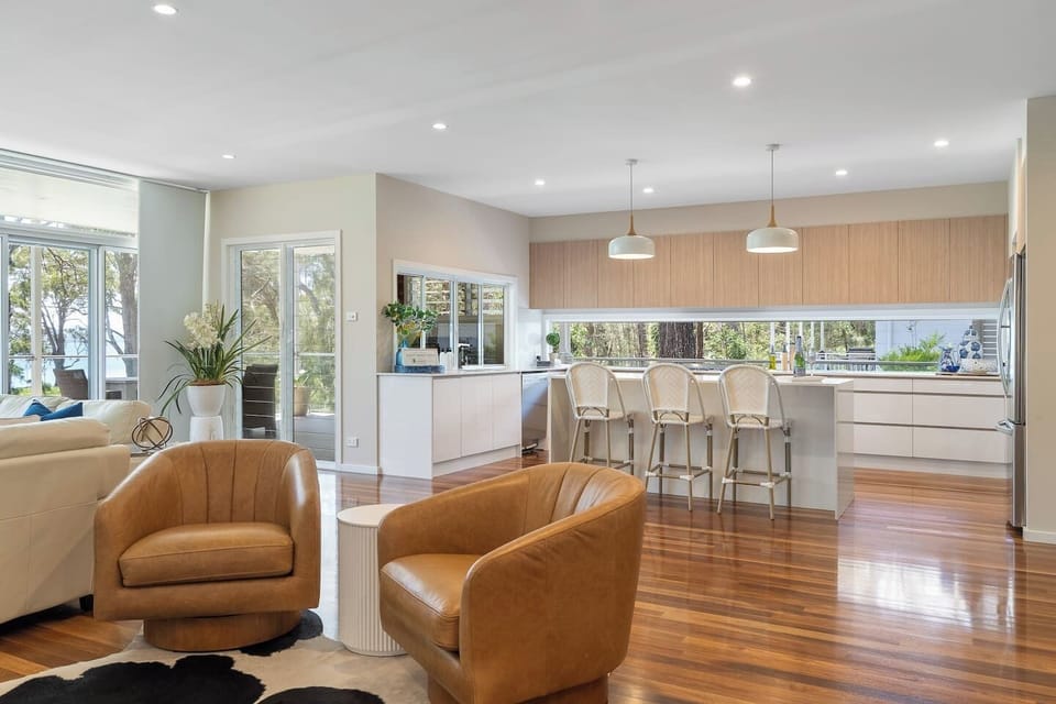 The Lake House- Complete Lakefront Oasis at Murrays Beach, Surrounded by Native Bushland & Wildlife 