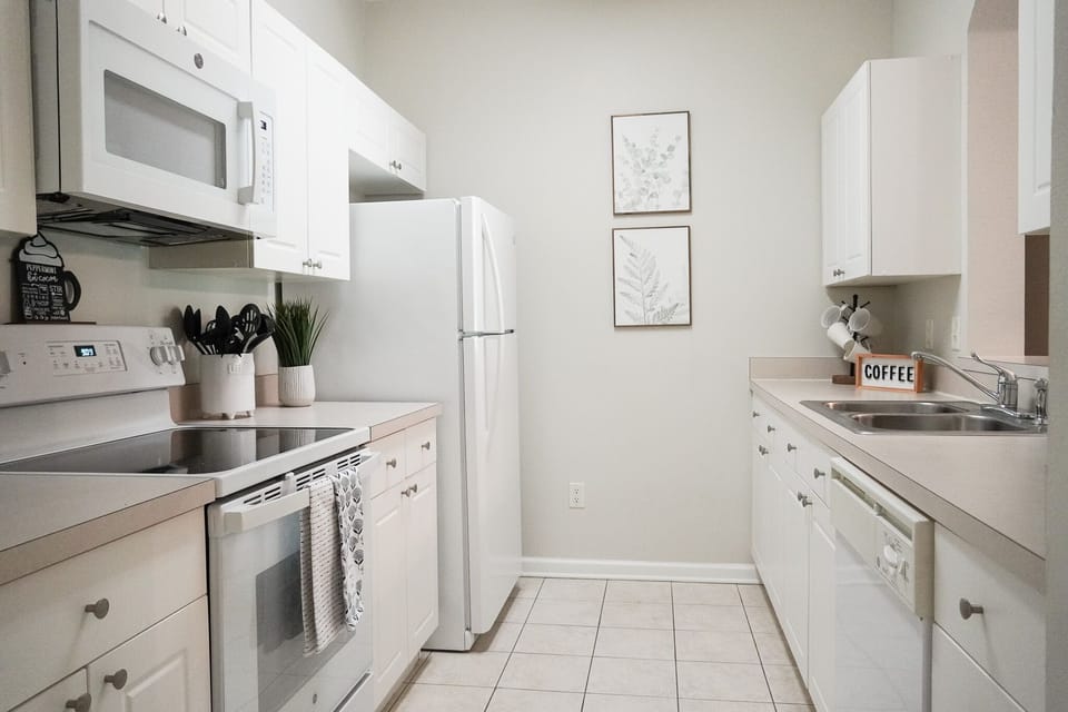 Well-appointed kitchen with all the basics for when you want to dine in. 