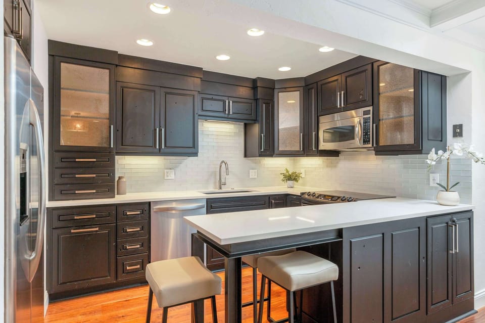 Large kitchen w/ stainless appliances