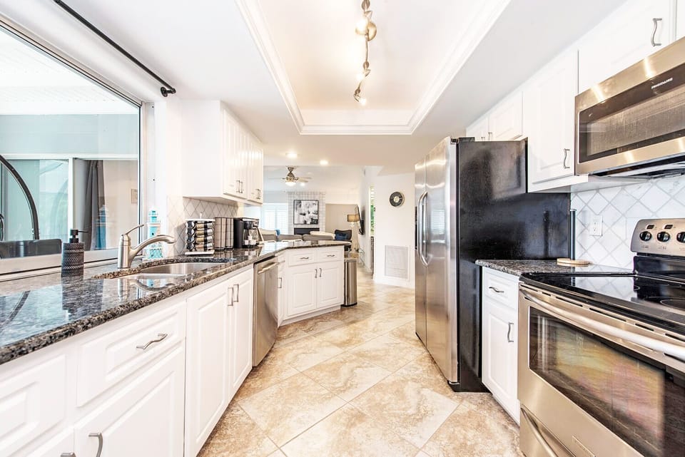 The fully equipped kitchen including a regular coffee maker and keurig