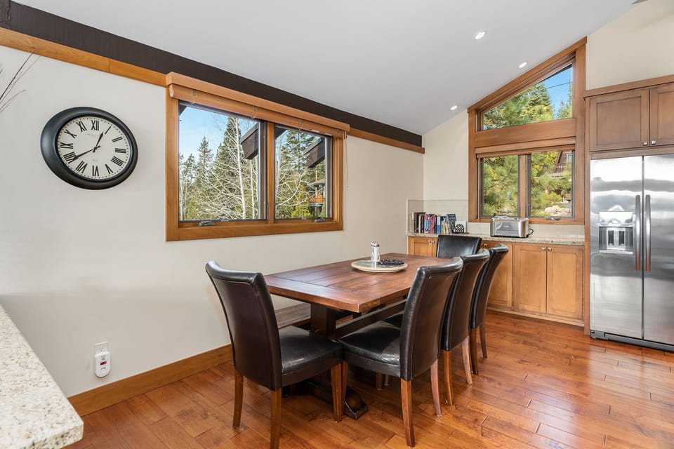 Dining space for 8 with chair and bench seating
