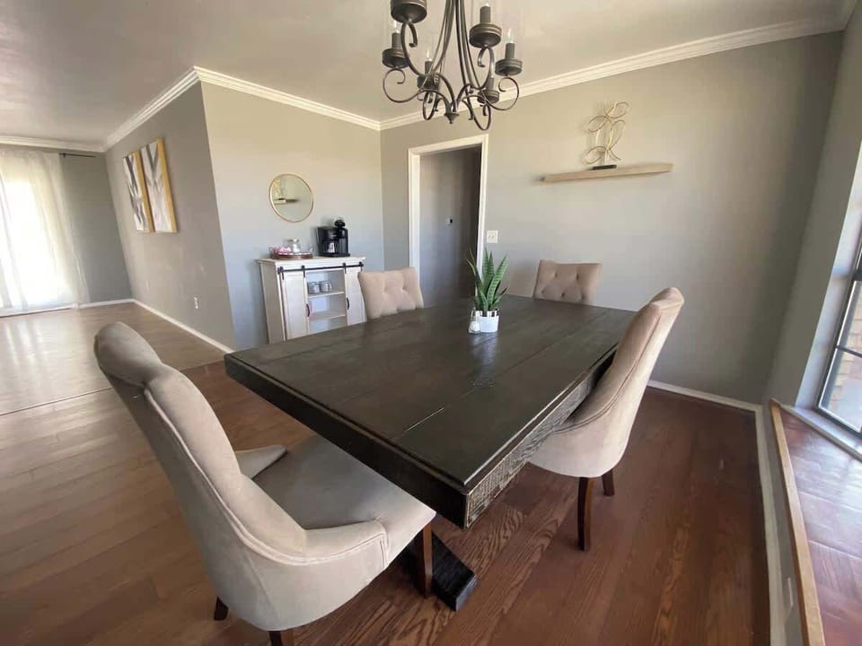 [Dining area] Formal dining area with seating for up to 6.