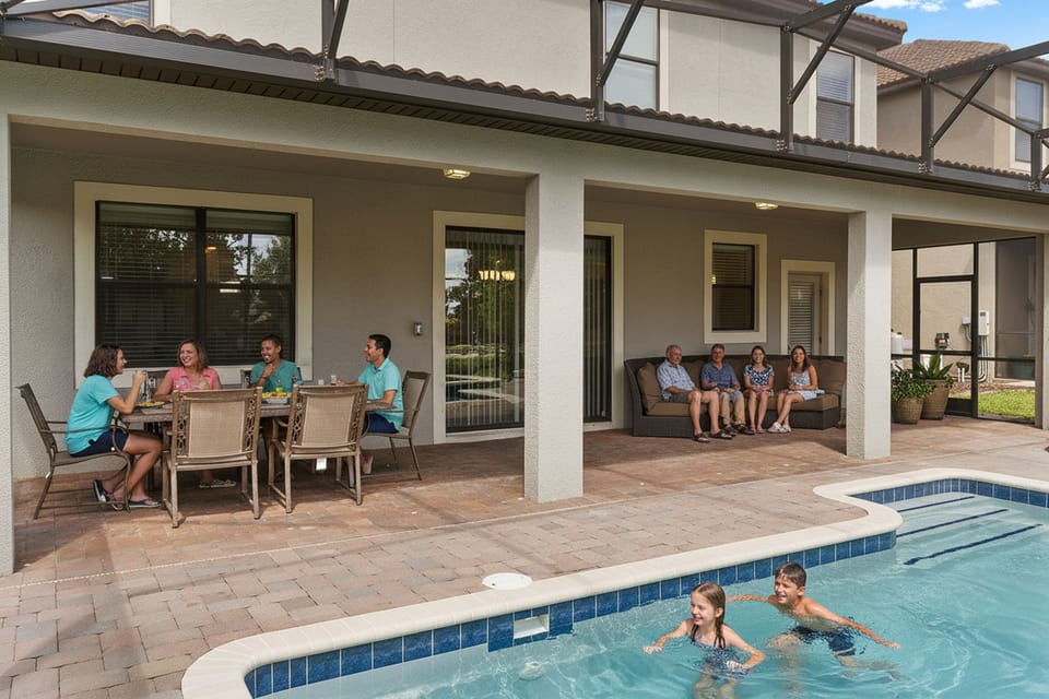 Poolside Dining & Seating