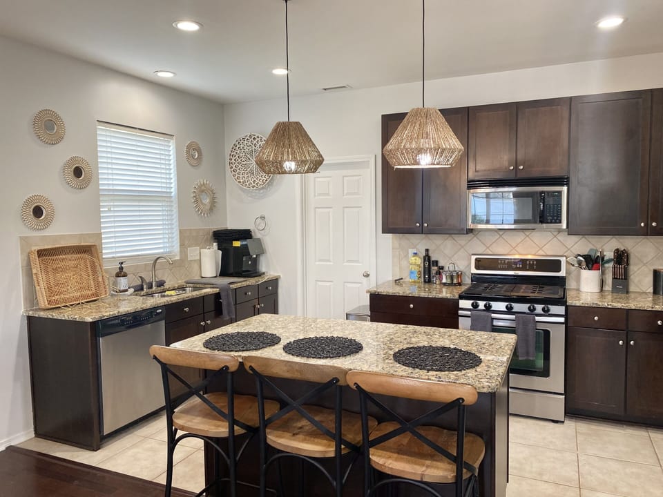 Open kitchen to dinning/living room