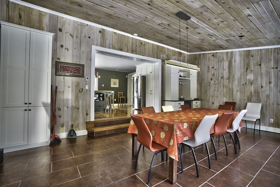 Salle à manger donnant sur la cuisine
Table pour 10 personnes
Cellier
