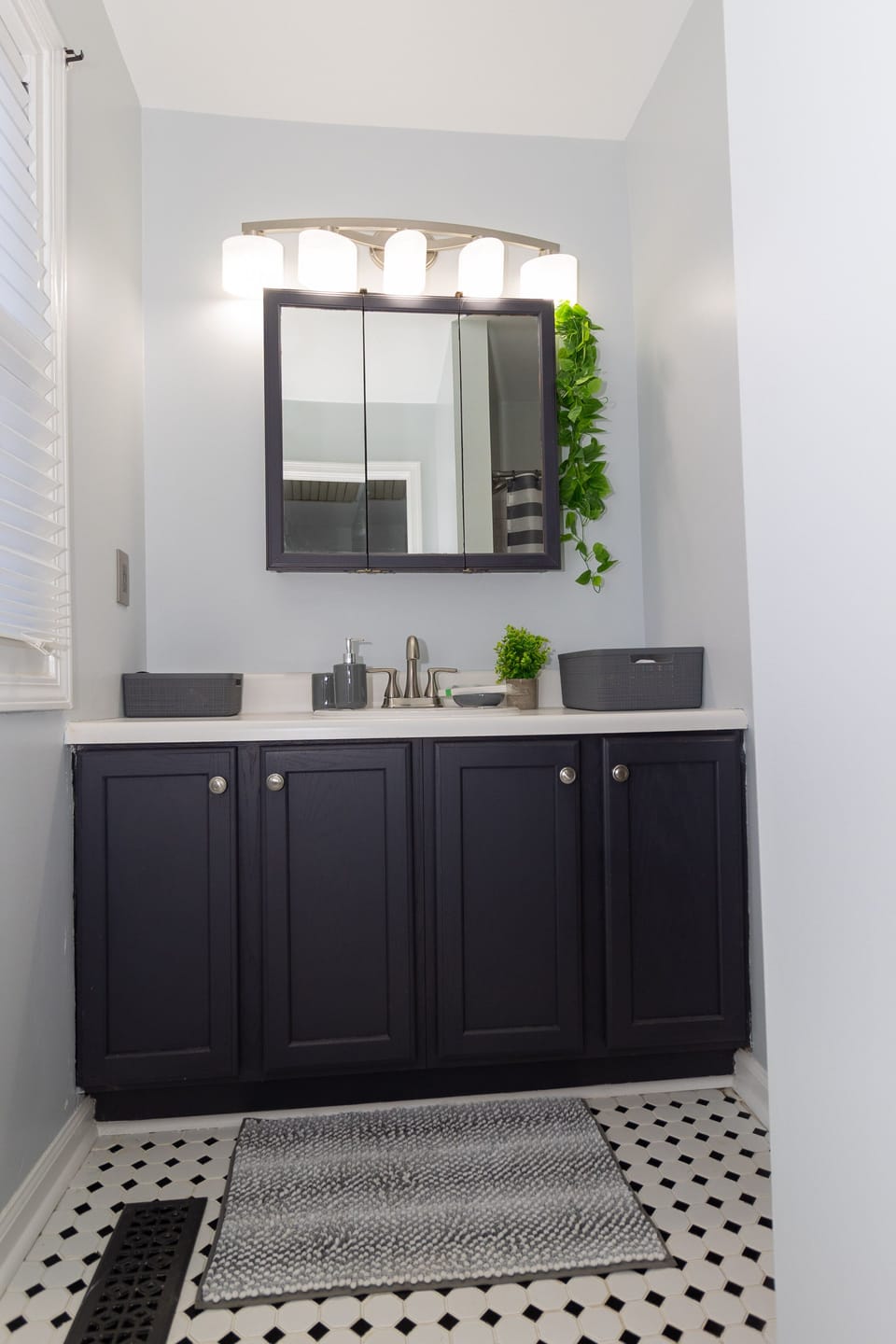 Beautiful full bathroom!