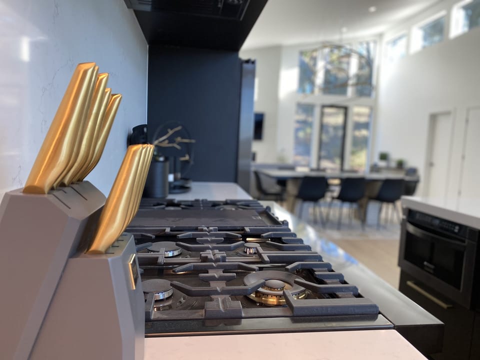 Gas, 6 burner with flat-top grille 