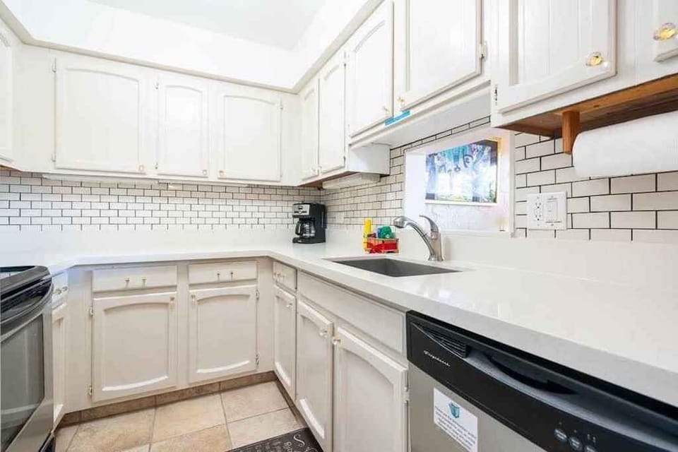 Full equipped kitchen with Fridge,  Microwave, dishwasher and maker.
