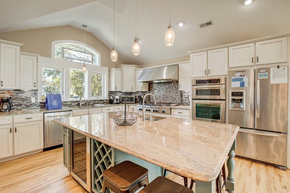 Top-Level Kitchen with Bar (seats 4)