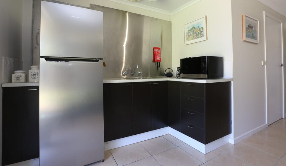 Lonnie waves kitchenette 