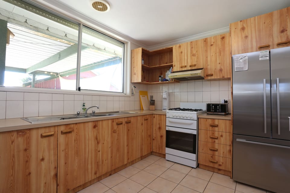 Kitchen fitted with a dishwasher
